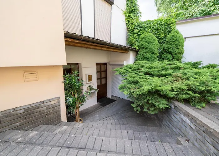 Cozy With Inner Yard Apartment *